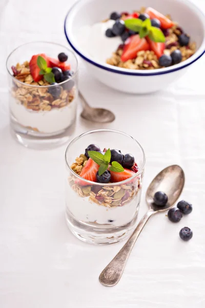 Frukost parfait med hemgjord granola — Stockfoto