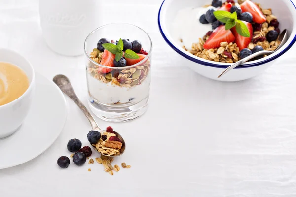 Petit déjeuner bol avec granola fait maison — Photo