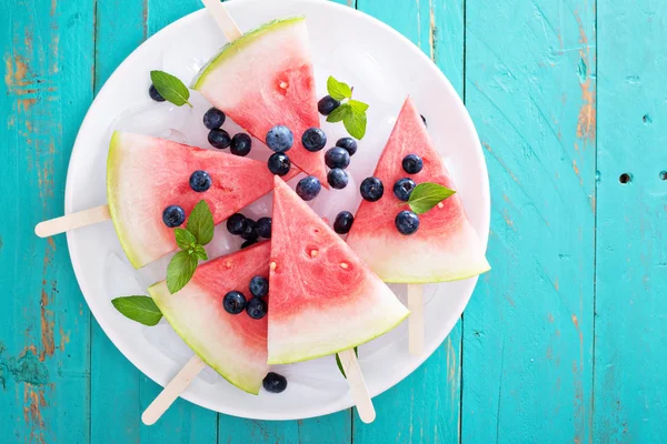 Popsicles świeżego arbuza z jagodami — Zdjęcie stockowe