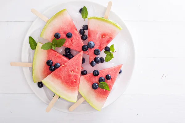 Popsicles świeżego arbuza z jagodami — Zdjęcie stockowe