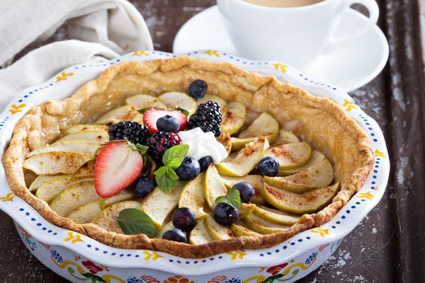 Tarte aux pommes à la crème fouettée — Photo