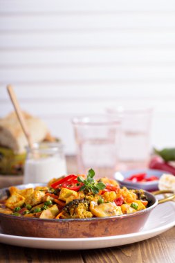 vegan körili soya peyniri ve sebze ile
