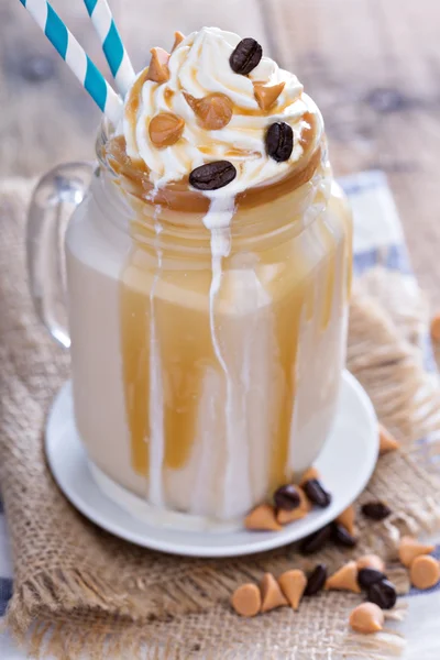 Frappuccino de caramelo com calda — Fotografia de Stock