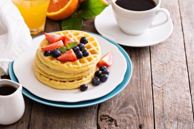 Kahvaltı waffle taze çilek ile