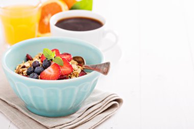 Ev yapımı granola ile kahvaltı kase