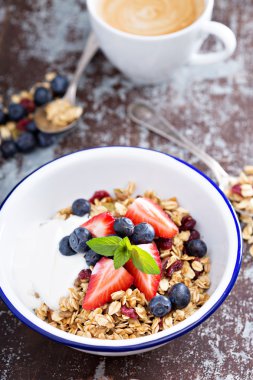 Ev yapımı granola ile kahvaltı kase