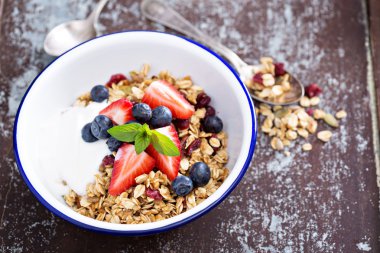 Ev yapımı granola ile kahvaltı kase