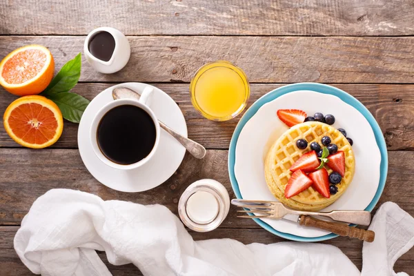 Gaufres de petit déjeuner aux baies fraîches — Photo