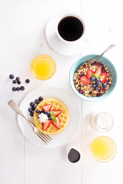 新鮮な果実と朝食のワッフル — ストック写真
