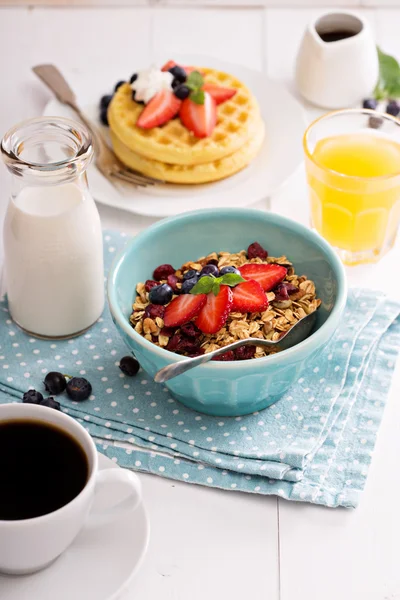 Tigela de café da manhã com granola caseira — Fotografia de Stock