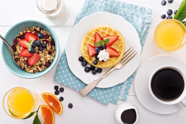 Waffles de pequeno-almoço com bagas frescas — Fotografia de Stock