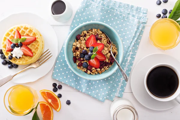 Tigela de café da manhã com granola caseira — Fotografia de Stock