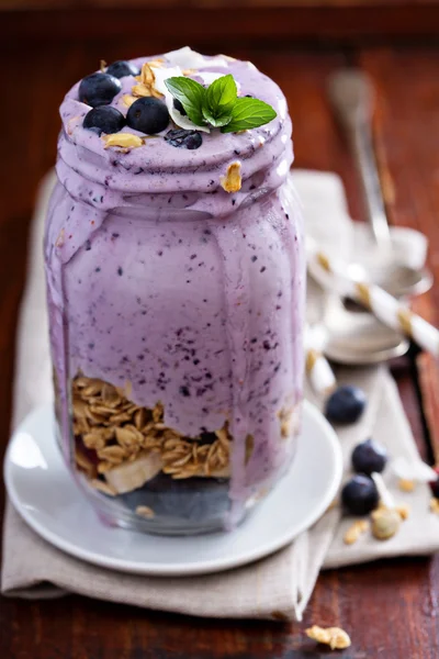 Smoothie Blueberry z musli i owocami — Zdjęcie stockowe