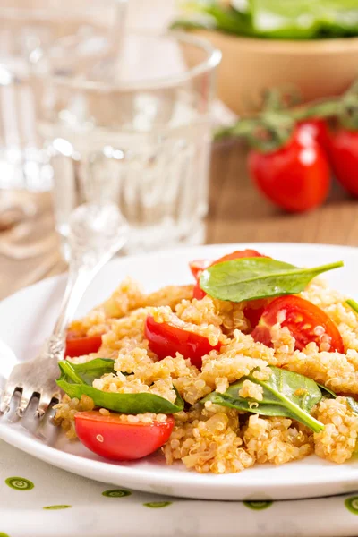 Quinoa with spinach and cherry tomatoes — Stock Photo, Image