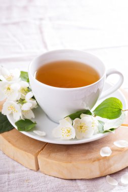 Bir fincan taze çiçekler ile Yasemin çayı