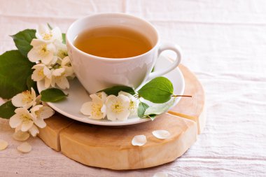 Bir fincan taze çiçekler ile Yasemin çayı