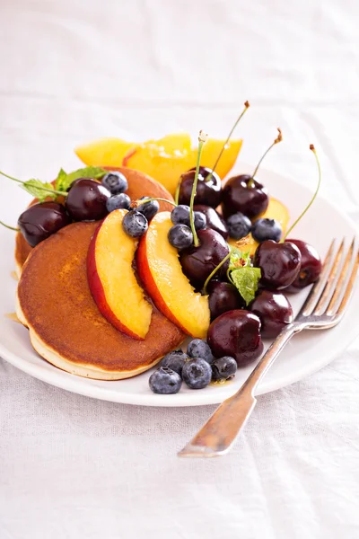 Çekirdekli meyveler ile Pancakes — Stok fotoğraf