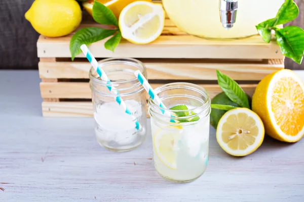 Domácí limonády v mason sklenice — Stock fotografie