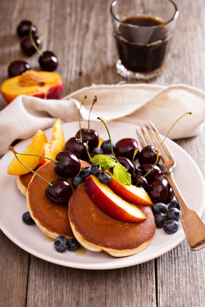 Panqueques con frutas de hueso — Foto de Stock