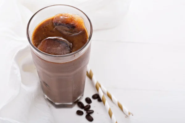 Iced kaffe med chokolade mandelmælk - Stock-foto