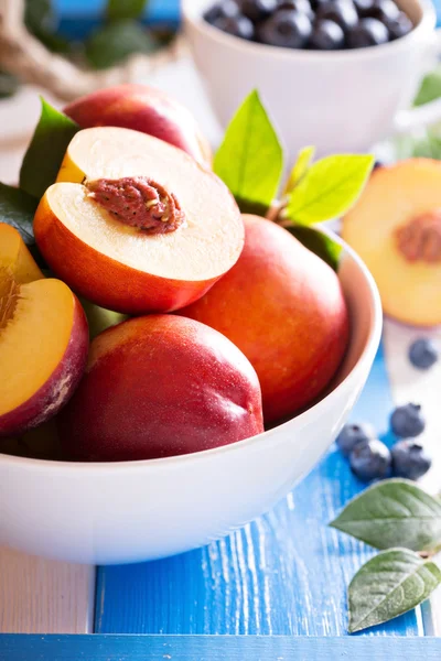 Verse nectarines in een kom — Stockfoto