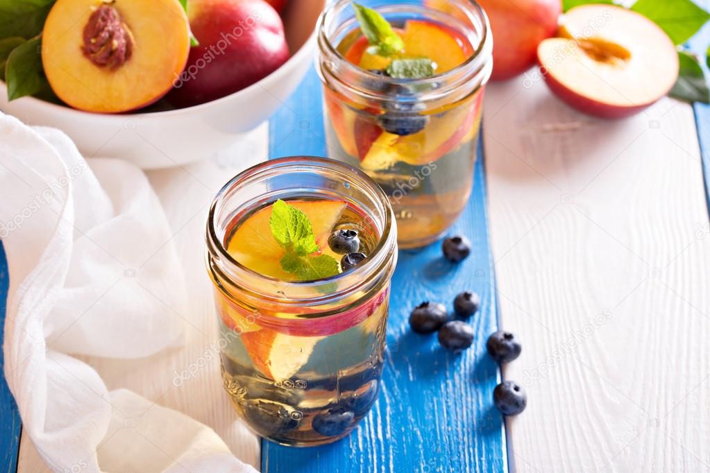 Green iced tea with nectarines and blueberries