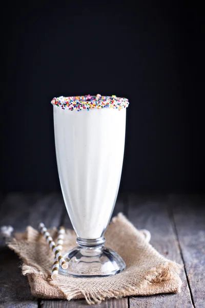 Beyaz çikolatalı milkshake uzun bardak — Stok fotoğraf