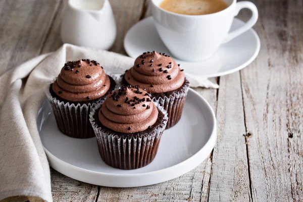 Chocolate cupcakes with a cup of coffee — Stock Photo, Image