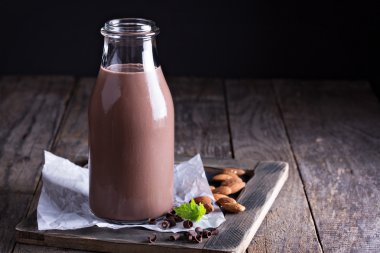 Ev yapımı badem çikolatalı süt