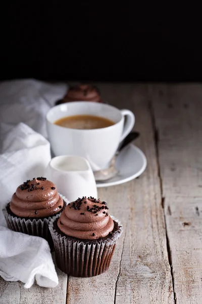 Шоколадные кексы с чашкой кофе — стоковое фото