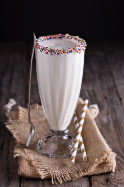 Beyaz çikolatalı milkshake uzun bardak