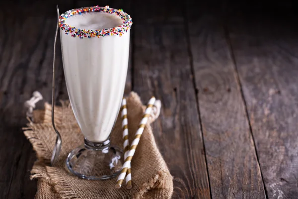 Beyaz çikolatalı milkshake uzun bardak — Stok fotoğraf