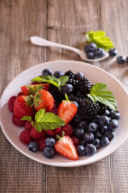 Yaz meyveleri bir plaka üzerinde çeşitli