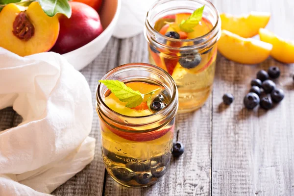 Green iced tea with nectarines and blueberries — Stock Photo, Image