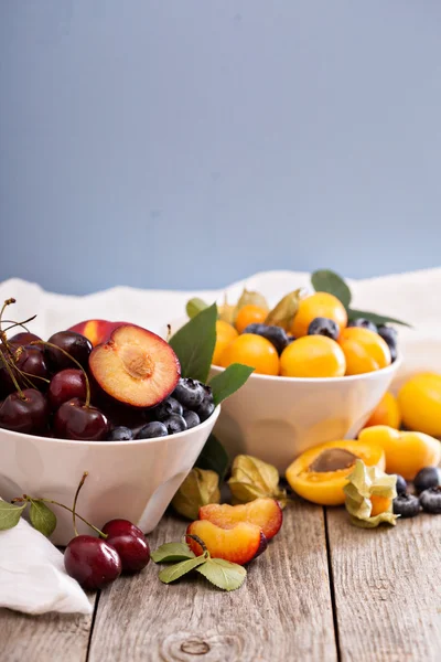 Frutas frescas de hueso en tazón blanco —  Fotos de Stock