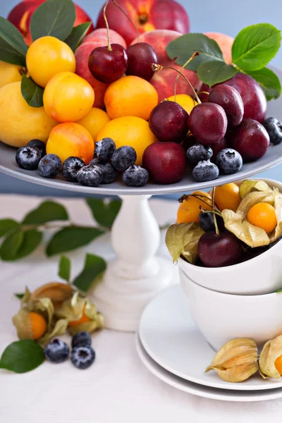 Fruits à noyau frais sur une assiette — Photo