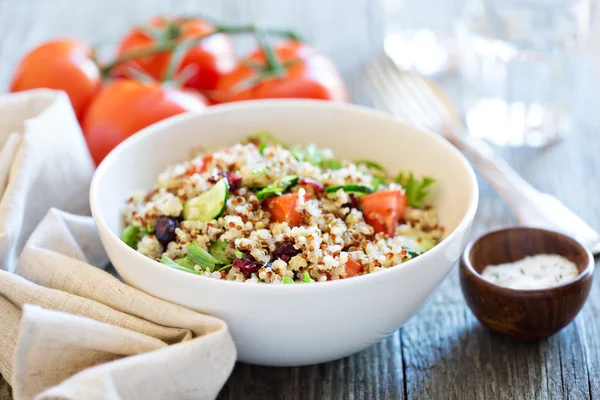 Quinoa salata taze sebze ile — Stok fotoğraf
