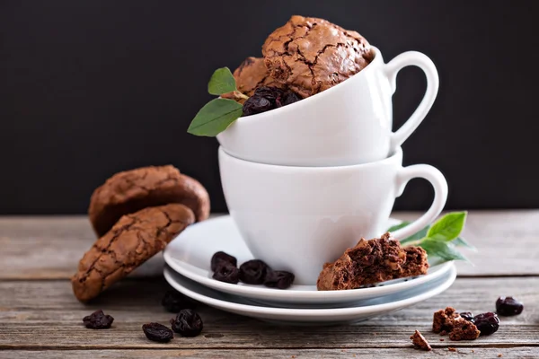 Bolinhos de chocolate empilhados em xícaras de café — Fotografia de Stock
