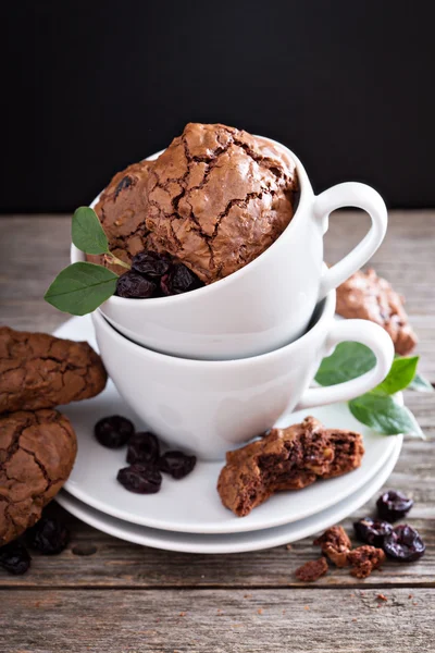 Chocolate cookies stacked in coffee cups — Stock Photo, Image