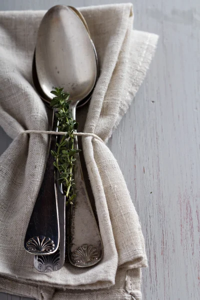 Cuillères à soupe avec une serviette et du thym — Photo