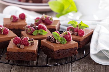 Çikolatalı mousse kek ahududu ile