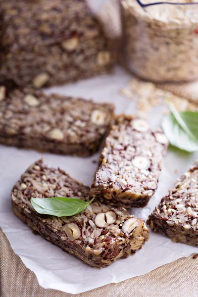 Pão multigrãos saudável com aveia e sementes — Fotografia de Stock