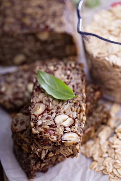 Здоровый многозерновой хлеб с овсянкой и семенами — стоковое фото