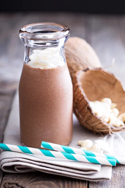 Saudável batido de coco de chocolate vegan — Fotografia de Stock