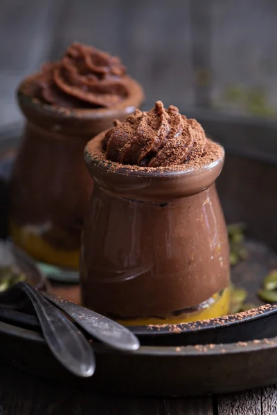 Здоровый веганский шоколадный тыквенный пудинг — стоковое фото