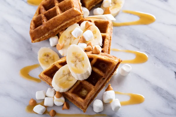 Waffeln mit Erdnussbutter und Bananen — Stockfoto