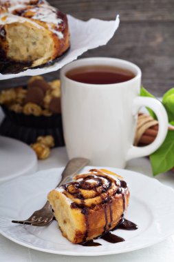 Tarçınlı çörek çikolata ve krema ile