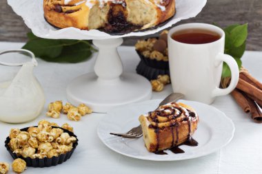 Tarçınlı çörek çikolata ve krema ile