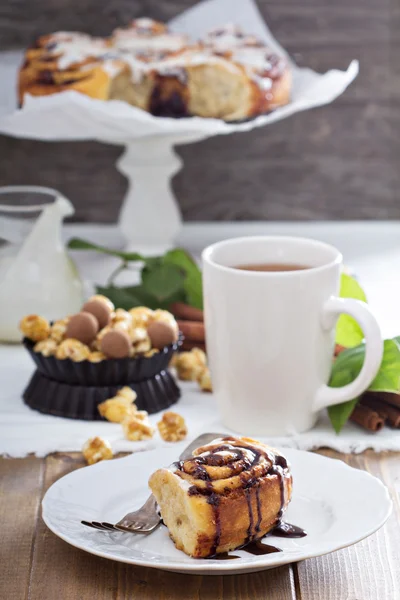 Fahéj zsemle csokoládéval és tejszínhabbal — Stock Fotó