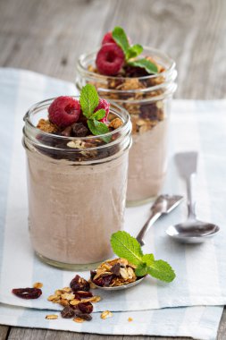 Granola kahvaltıda çikolata yüzlü
